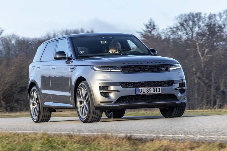 Range Rover Sport kører på landevej med træer i baggrunden