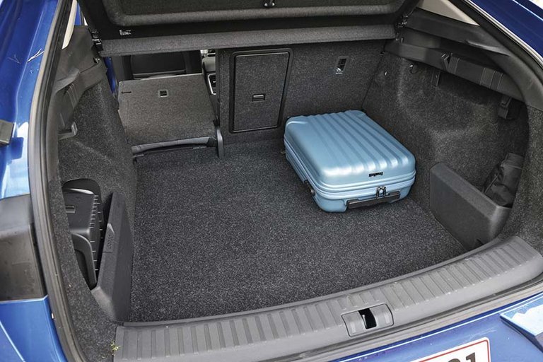Bagagerum med blå kuffert i en Skoda Enyaq Coupé