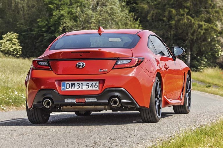 Toyota GR86 set bagfra på landevej.