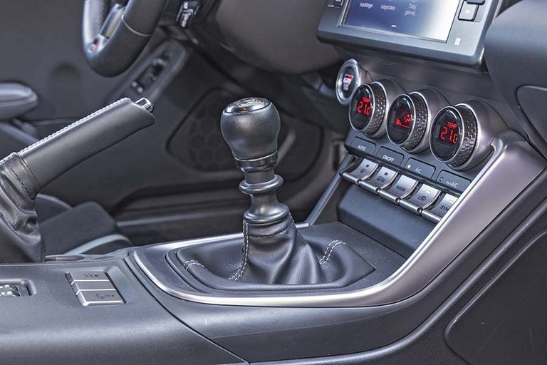 Gearstangen i en Toyota GR86.