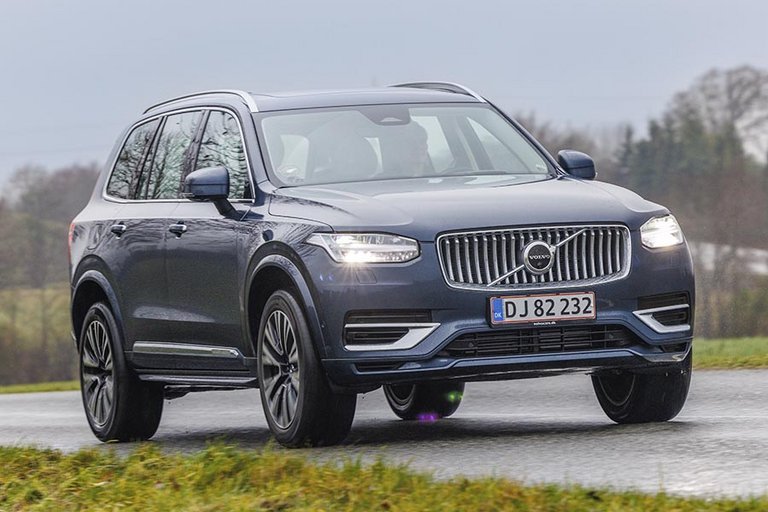 Volvo XC90 kører på vej på en regnvåd dag