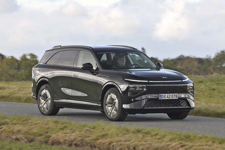 Elbilen Xpeng G9 kører mod højre på en landevej