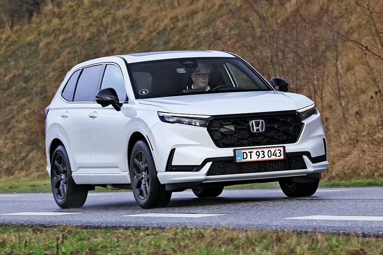 Hvid Honda CR-V kører på vej