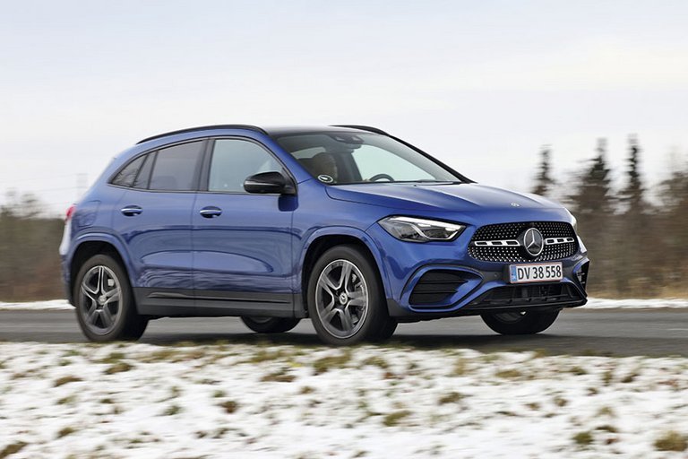 En blå Mercedes GLA 250 kører på en landevej