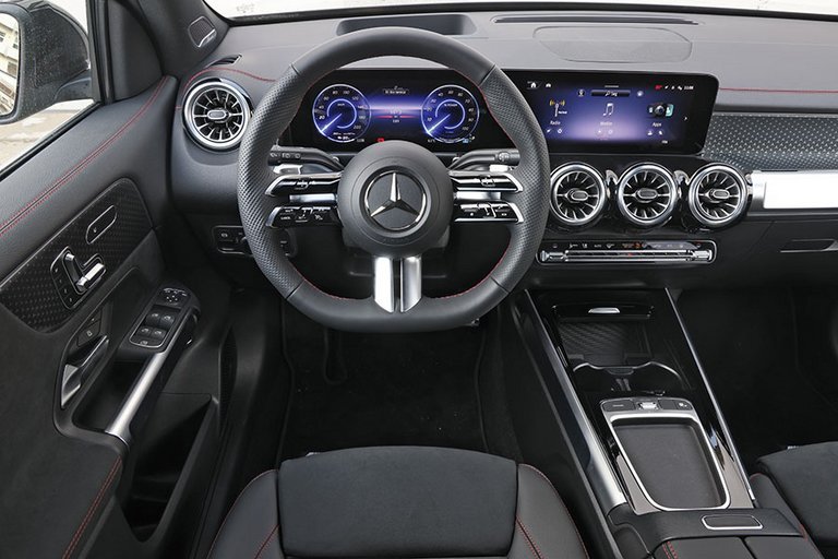 Førerpladsen i en Mercedes EQB