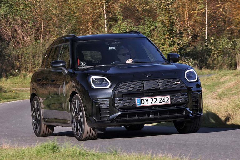 Mini Countryman set forfra kører på landevej