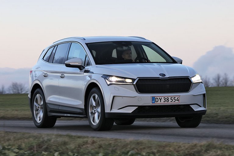 Skoda Enyaq kører på en landevej