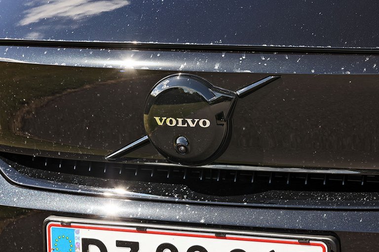 Sort logo på fronten af en Volvo EX40