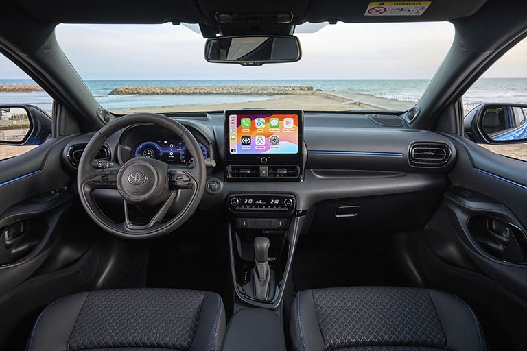 Kabinen i en Toyota Yaris med udsigt til havet