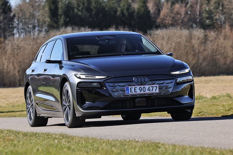 Audi A6 Avant e-tron set forfra, mens den kører på landevej