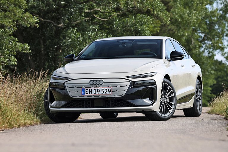 Audi A6 e-tron Sportback set forfra, mens den holder på en landevej