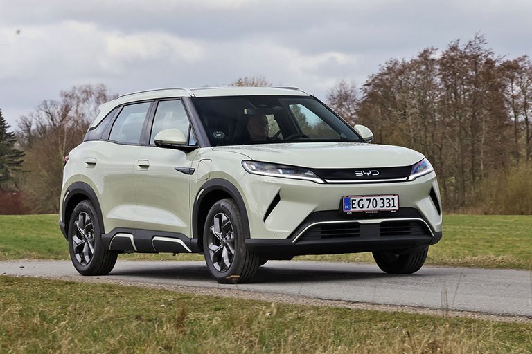 BYD Atto 2 set forfra, mens den kører på en motorvej