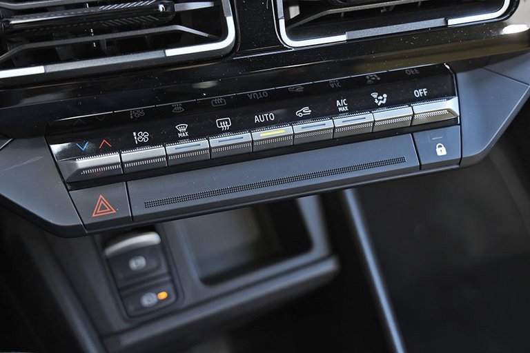 Knapper på række under skærmen i en Renault 5
