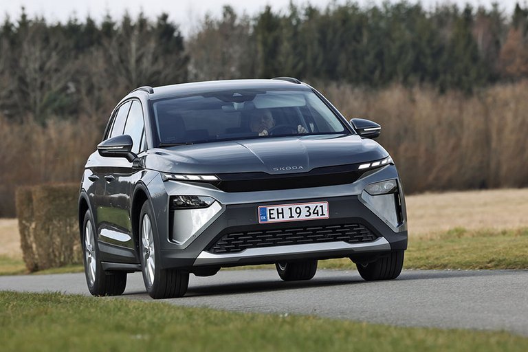 Skoda Elroq set forfra, mens den kører på landevej