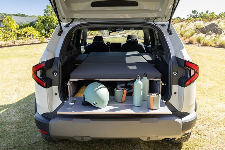 Dacia Duster med indbygget seng i bagagerummet
