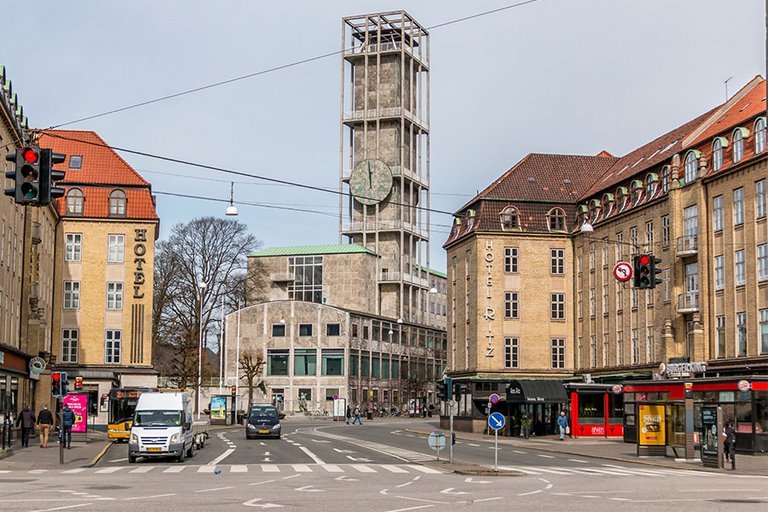 Aarhus centrum med hotel, busser og trafiklys. 