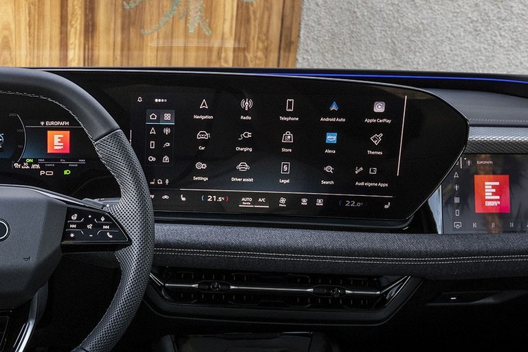 Stor skærm i kabinen i en Audi A6 e-tron