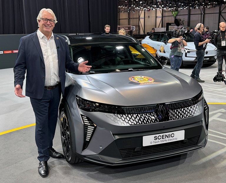 Søren W. Rasmussen med vinderbilen, Renault Scenic.