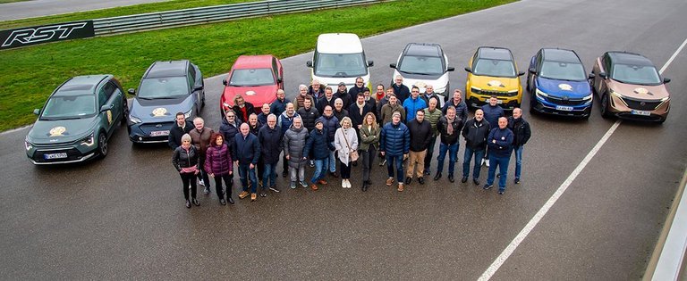 Bag kåringen af Car of the Year står en europæisk jury, som i år tæller 57 medlemmer.