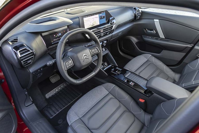 Kabinen i en Citroën Ë-C4 elbil.