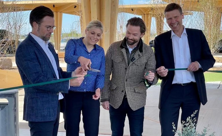 Ladestandere bliver ofte indviet af den siddende transportminister, således også Clevers nye flagskib. Transportminister Trine Bramsen klippede den grønne Clever-snor med assistance fra Clevers administrerende direktør Casper Kirketerp-Møller (t.h. for ministeren), samt Odenses borgmester Peter Rahbæk Juel (t.v.) og direktøren for Andel, Clevers ejer, Jesper Hjulmand.
