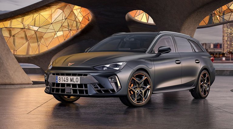 Cupra Leon som stationcar bagfra.