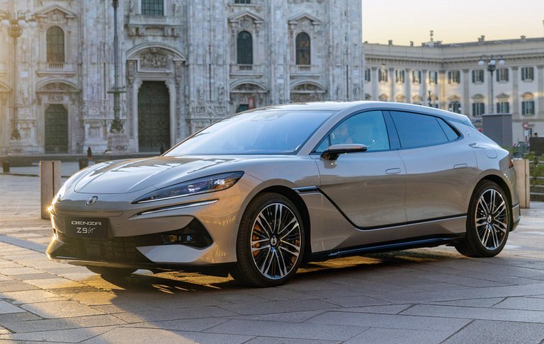 Denza Z9 GT foran katedral.