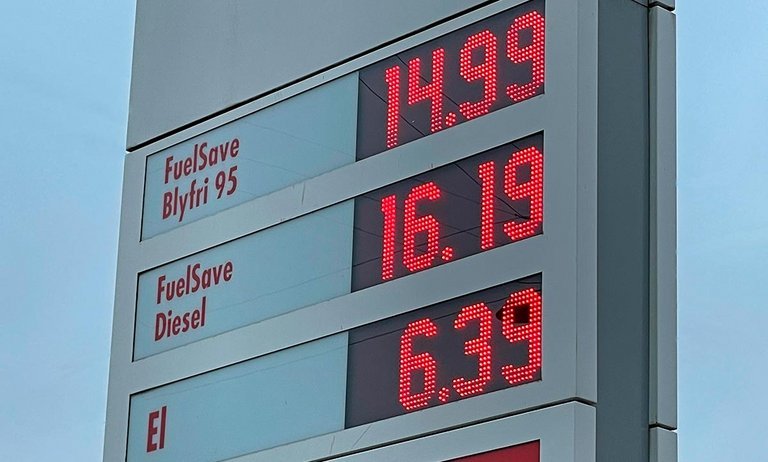 Brændstofpriserne har svinget meget i år og ligger generelt ekstremt højt. Prisen på diesel har bidt sig fast overbenzinprisen.