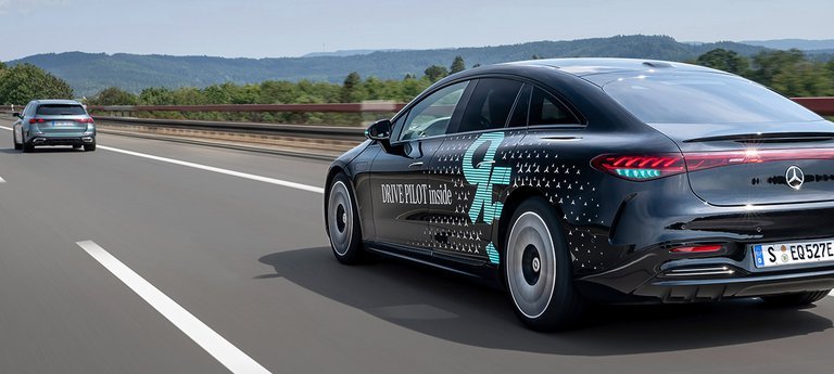 Mercedes kørende på motorvej med anden bil foran.