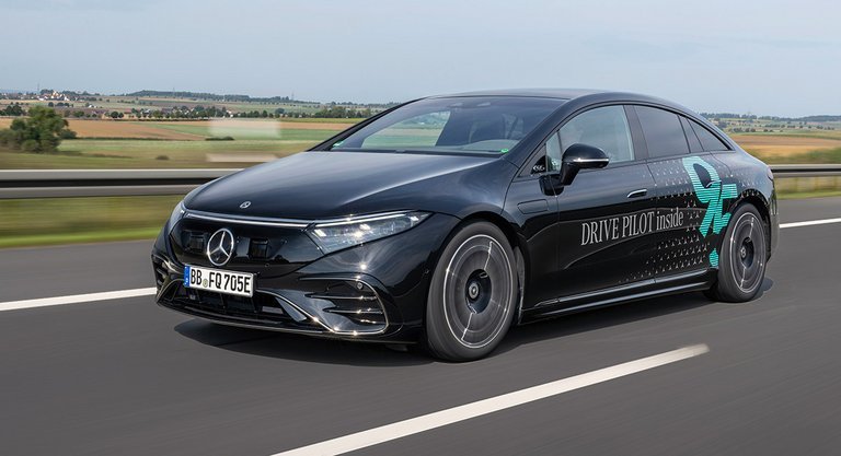 Mercedes EQS kørende på motorvej set forfra.
