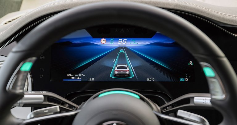 Rattet i Mercedes EQS med turkist lysende knapper.