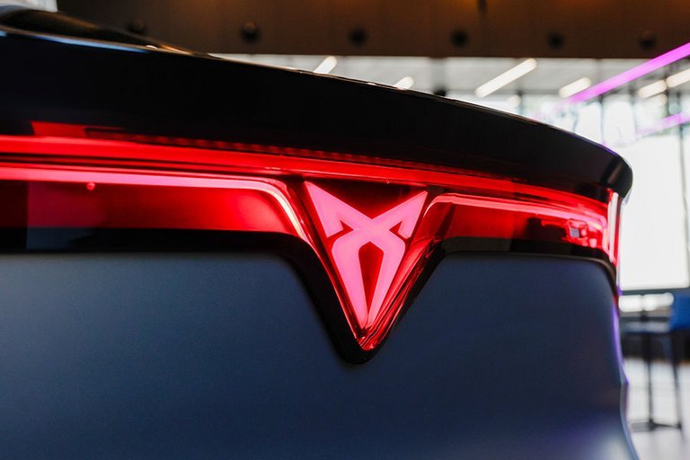 Lys i logo bag på en Cupra Tavascan