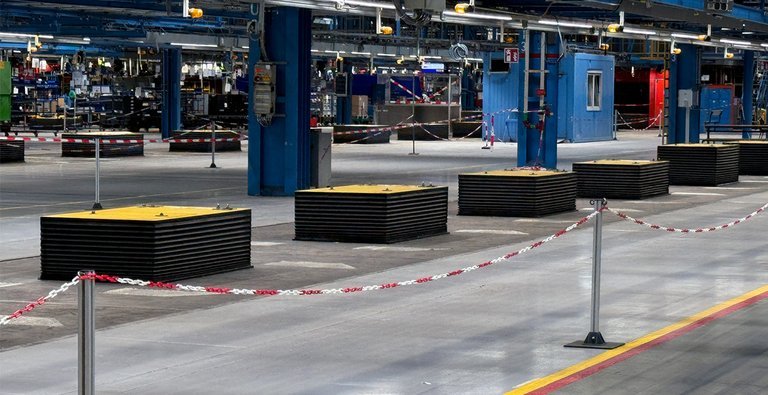 Tomt samlebånd på bilfabrik.