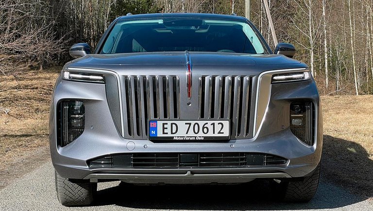 Den enorme grill får bilen til at skille sig markant ud. Ligheden med en Rolls-Royce er ikke tilfældig. Bag designet står Giles Taylor, der tidligere var designchef hos Rolls-Royce.