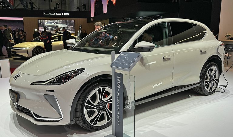 Hvid SUV set skråt forfra.
