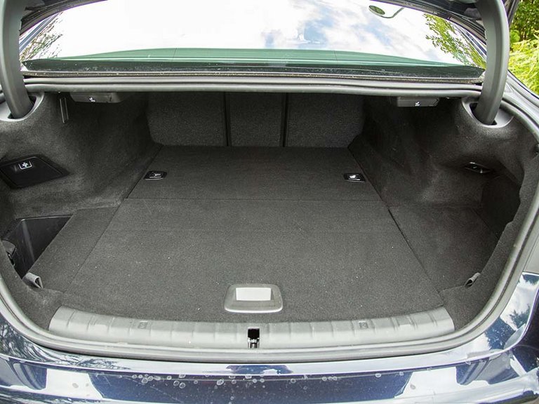 BMW 545e bagagerum
