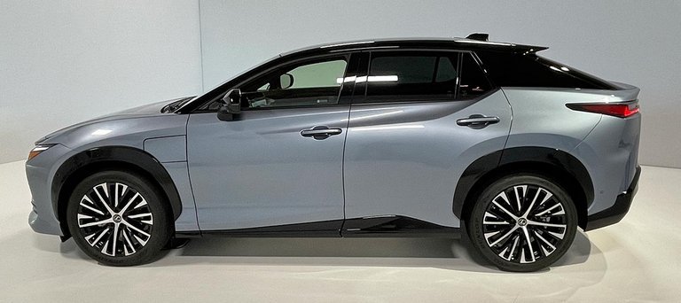 Lexus RZ har samme akselafstand som Toyota BZ4X, 2,85 meter. Det er med til at give bilen rigtig god bagsædeplads.