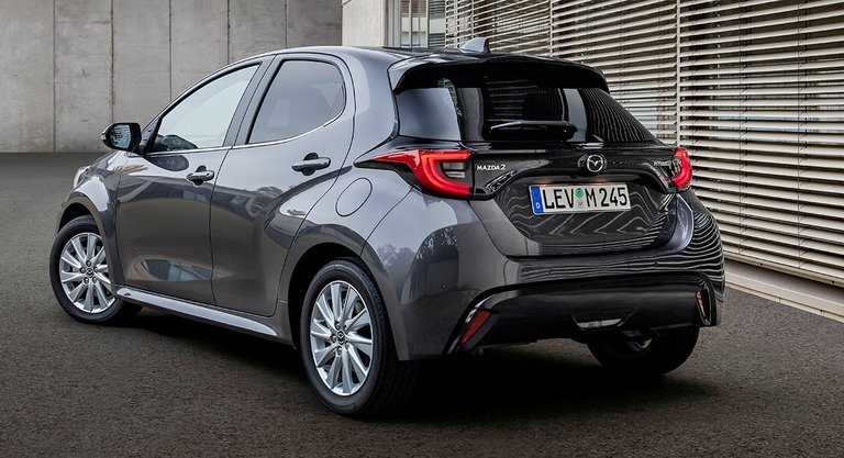 Mazda 2 kan heller ikke bagfra løbe fra, at den er en Toyota Yaris. Det ses nemt på baglygterne. 