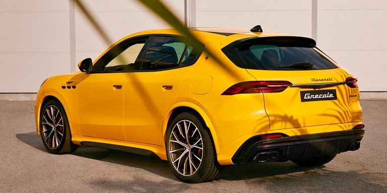 Maserati Grecale er lidt større end Porsche Macan med sin længde på 4,85 m og akselafstand på 2,90 m.
