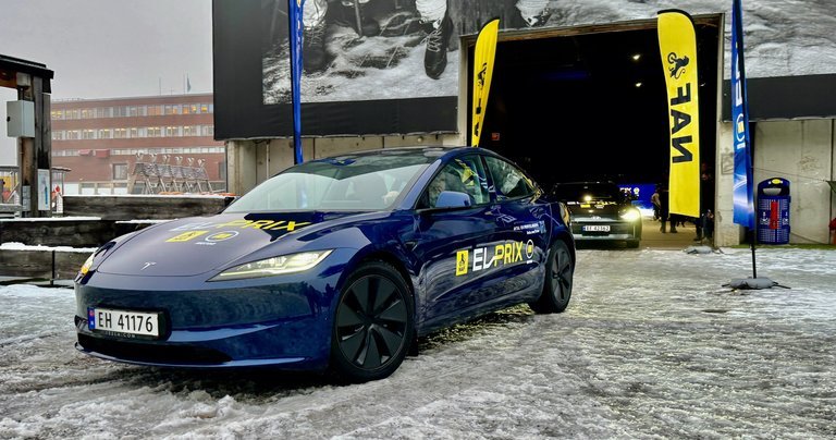 Tesla på vej til test. 