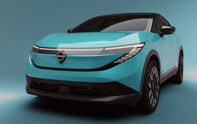Lyseblå Nissan Leaf.