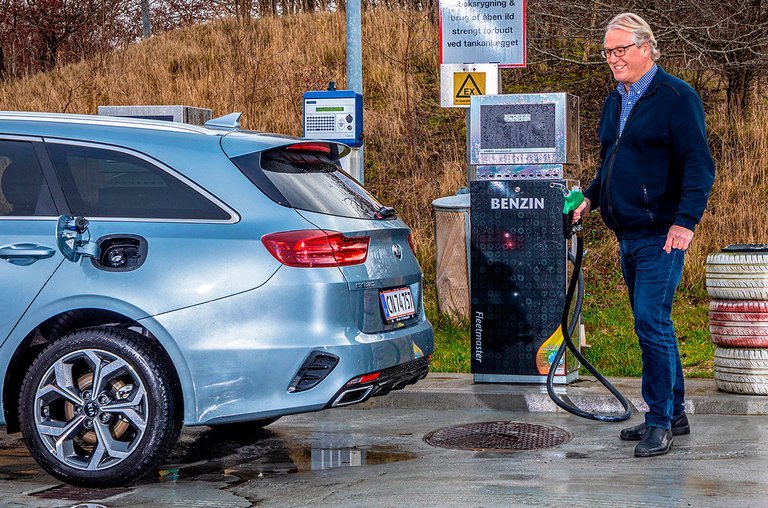 Mand ved at hælde benzin på en plugin-hybrid.