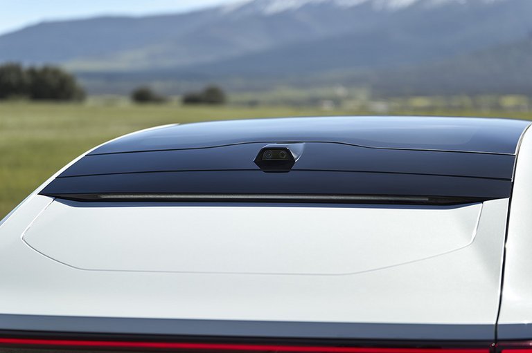 Kamera ser bagud i Polestar 4