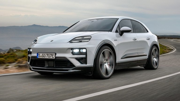 Porsche Macan i hvid kørende forfra.