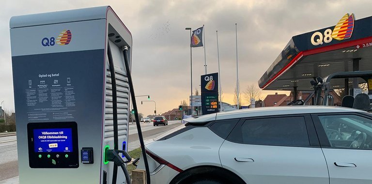 På stationen i Viborg skal man bakke/køre forlæns ind i en p-bås, mens der på den første station i København bliver gennemkørsel, som det kendes fra benzin- og dieselstandere.