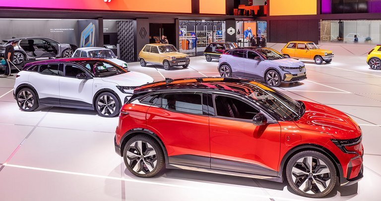 Den elektriske Mégane er kortere end den kendte Mégane, men skulle have bedre kabineplads. Akselafstanden er da også større- dog ikke så stor som hos Nissan Ariya. Der er valg mellem 18 og 20 tommer hjul. 