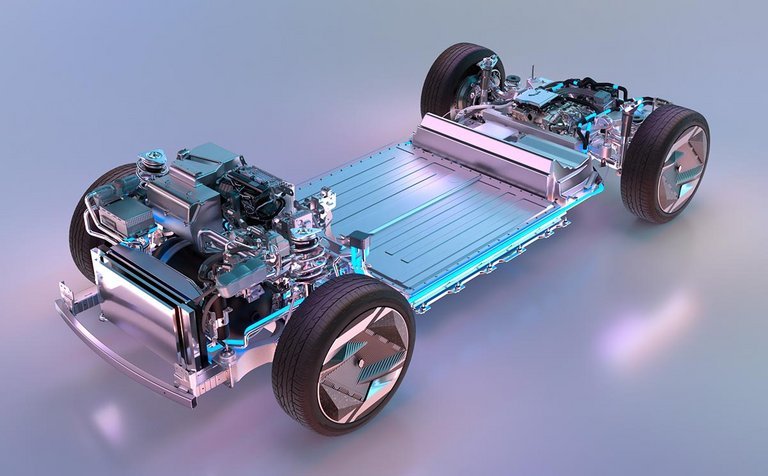 Platformen til Scénic 5 er den samme, som benyttes til Renault Mégane Electric og Nissan Ariya. Nederst i motorrummet anes brinttanken (med blåt bånd).