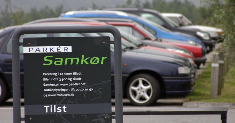 Samkørsel har mange praktiske og mentale barrierer, men det er med årene blevet letter at finde en samkørselsplads, hvor en eller flere biler kan efterlades.