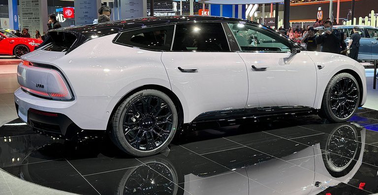 Audi E5 Sportback bagfra på scene.