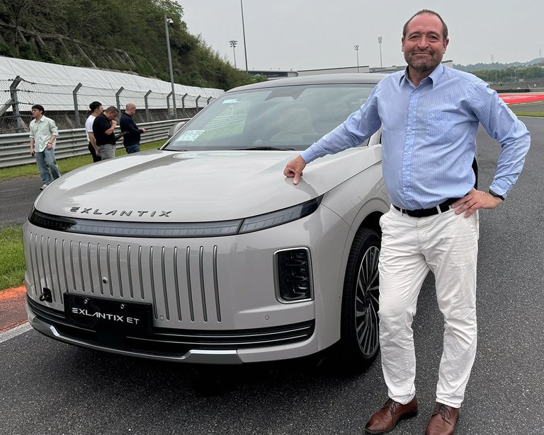 Mand stående foran hvid SUV.